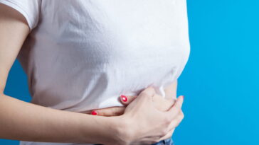 Πόνος στο στομάχι μετά το φαγητό: οι 5 πιο συχνές αιτίες